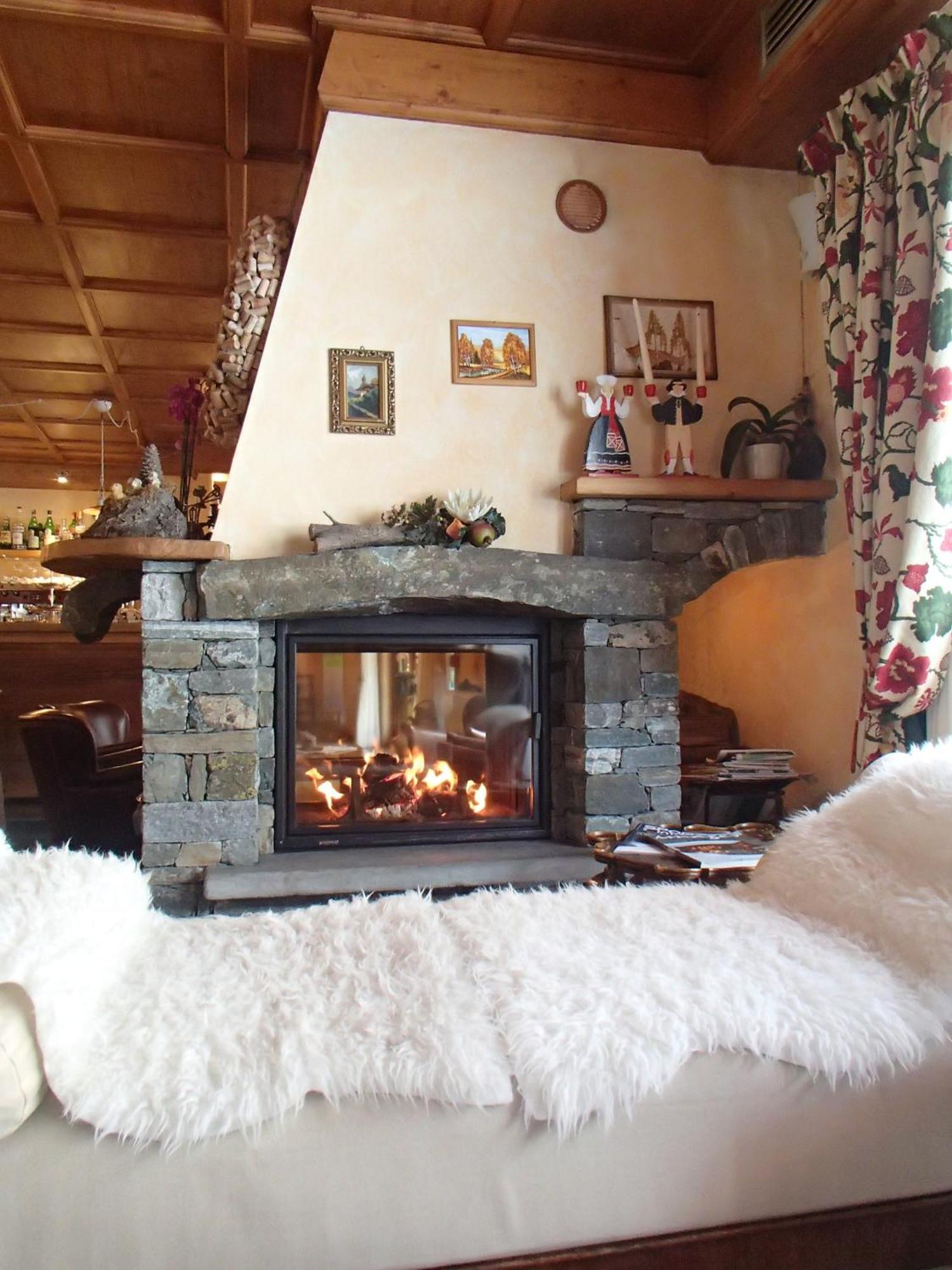 Le Rocher Hotel Champoluc Esterno foto