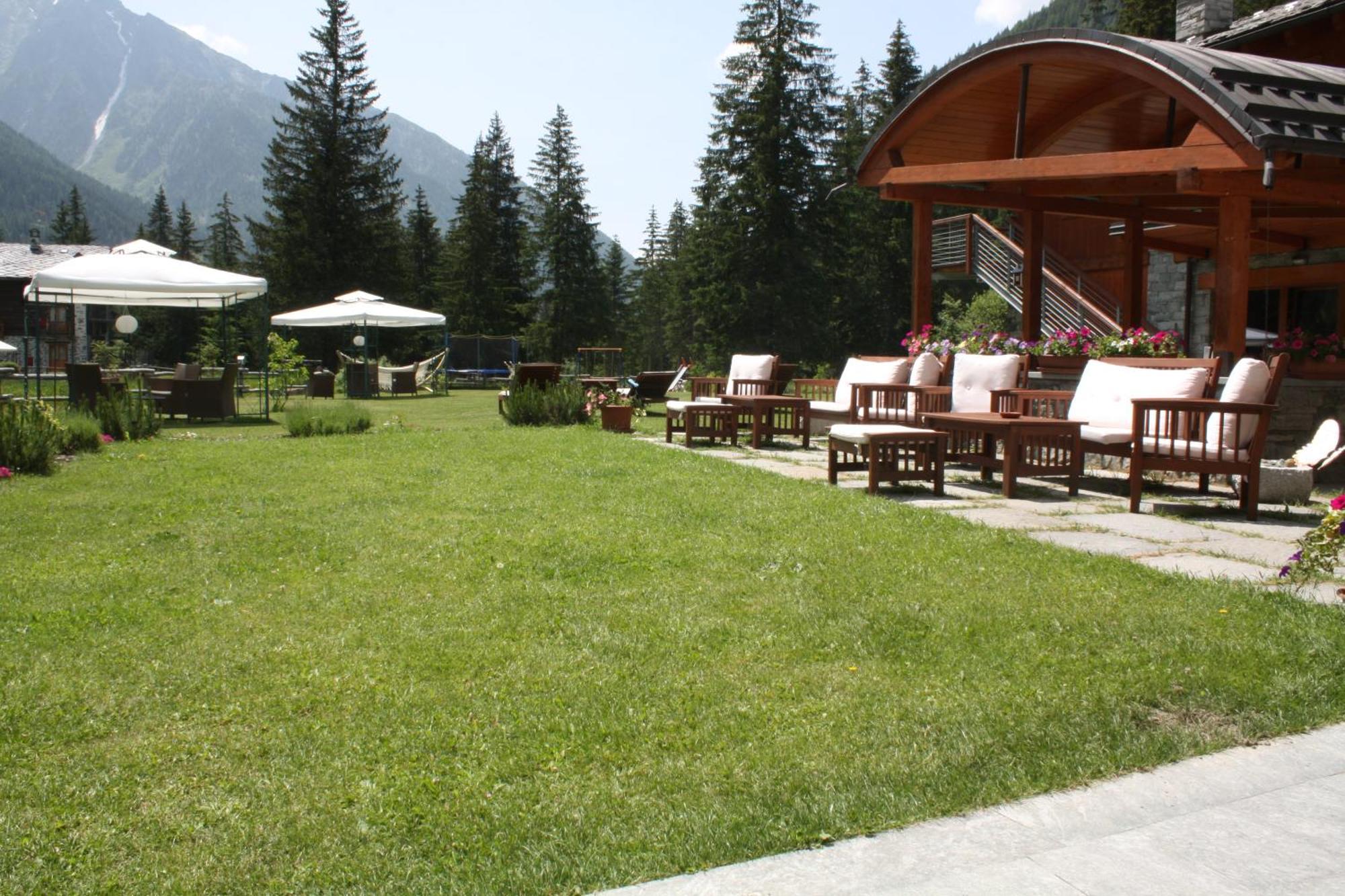 Le Rocher Hotel Champoluc Esterno foto