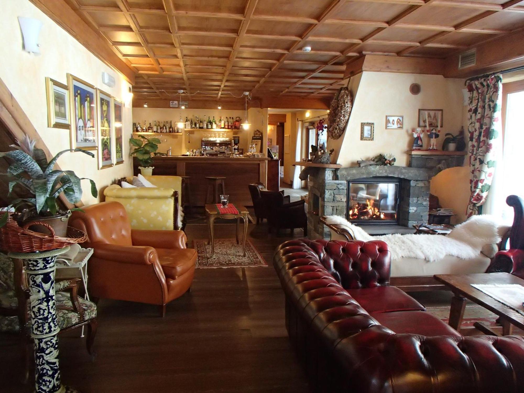 Le Rocher Hotel Champoluc Esterno foto