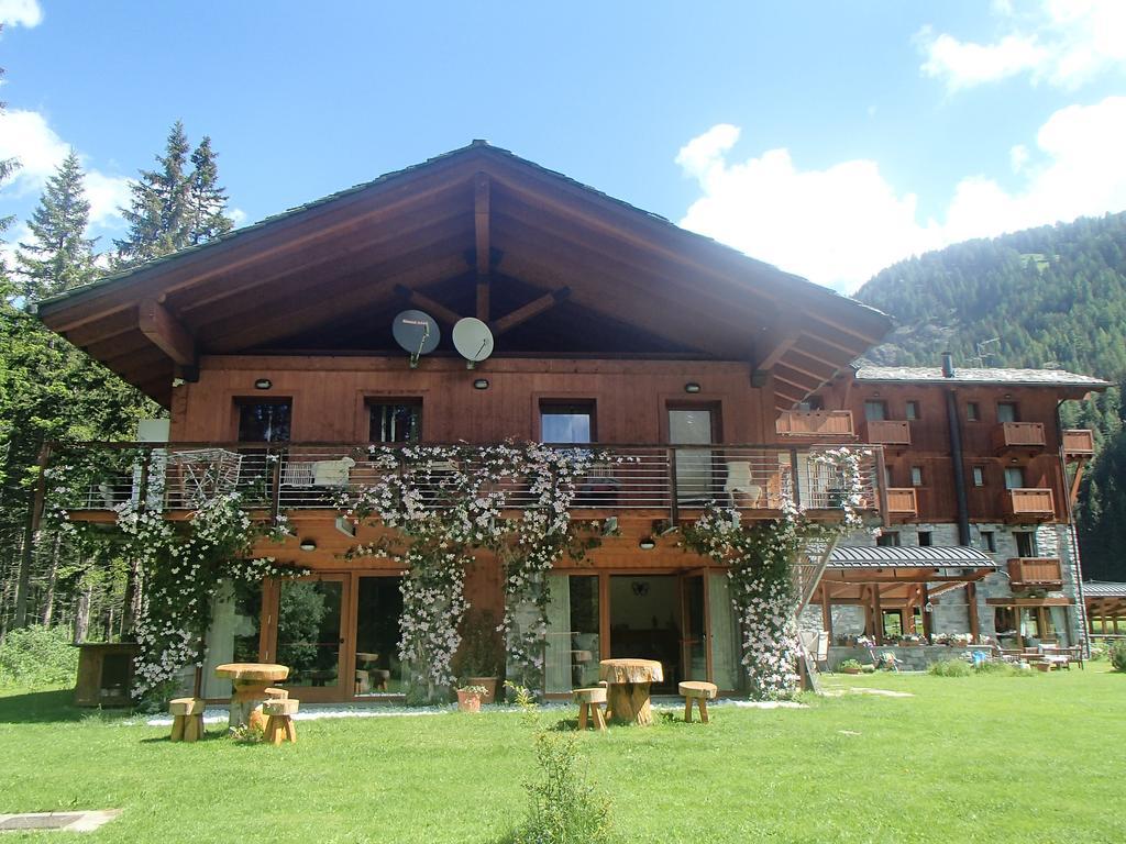 Le Rocher Hotel Champoluc Esterno foto