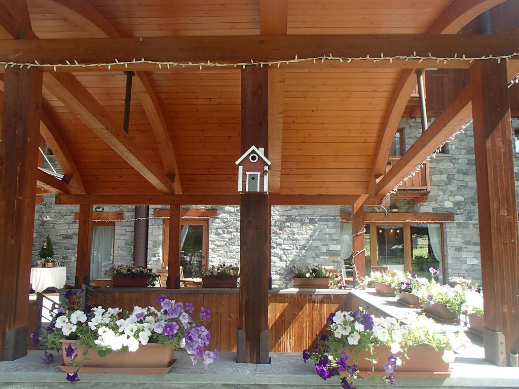 Le Rocher Hotel Champoluc Esterno foto