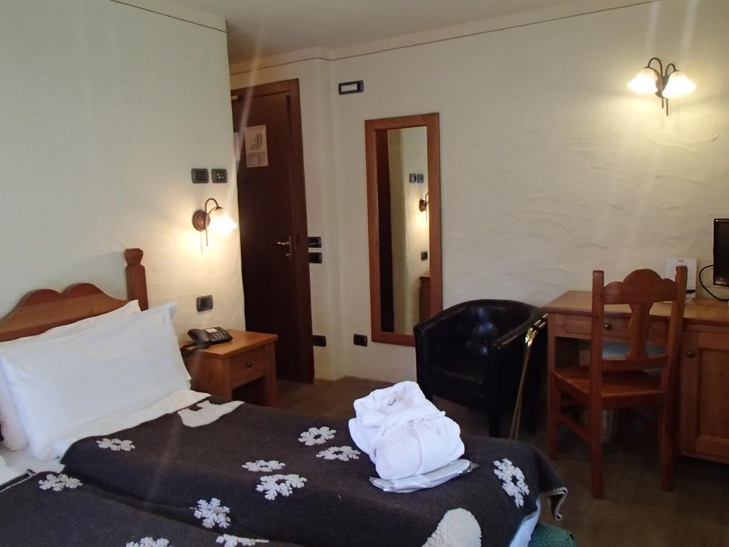 Le Rocher Hotel Champoluc Esterno foto