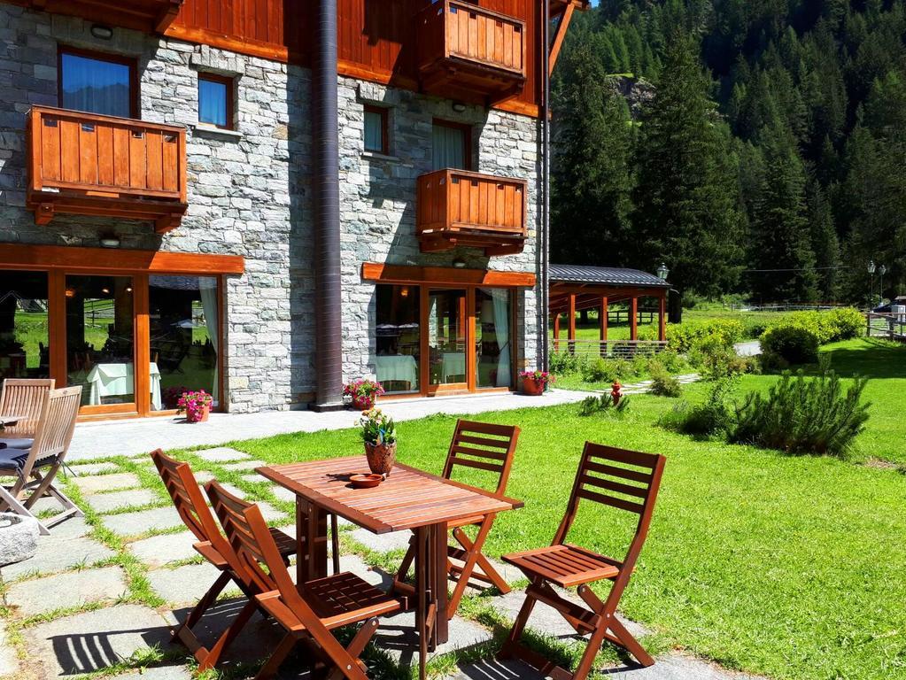 Le Rocher Hotel Champoluc Esterno foto
