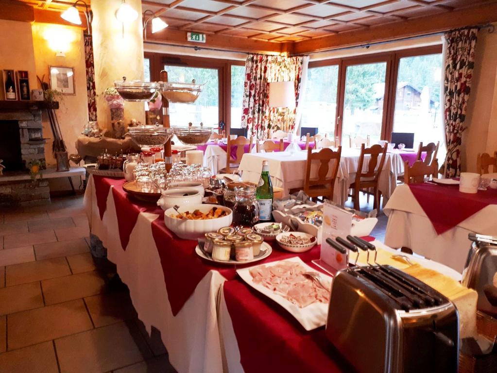 Le Rocher Hotel Champoluc Esterno foto